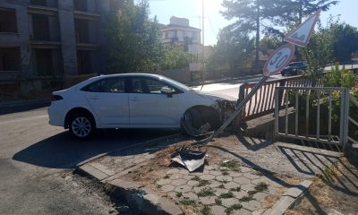 Direksiyon hakimiyetini kaybeden sürücü köprü bariyerine çarparak durabildi