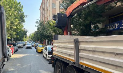 İkinci şeride park edilen kamyonet trafiği kilitledi