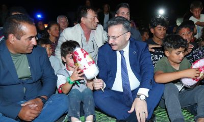 Vali Aksoy eşiyle yerde bağdaş kurup mevsimlik işçilerin çocuklarıyla film izledi