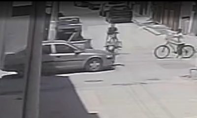Otomobilin çarptığı bisikletli çocuk metrelerce havaya uçtu, o anlar kameraya yansıdı (Video Haber)