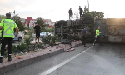 Kontrolden çıkan tır yol ortasına devrildi, 4 araç bir birine girdi
