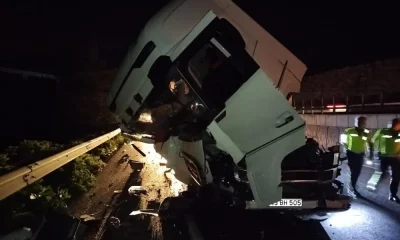 Önünde seyreden araca çarpan tırın sürücüsü yaralandı