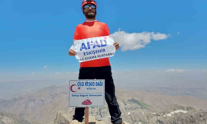 AFAD, Hakkari’deki Cilo Dağı zirvesine tırmanan personelini tebrik etti