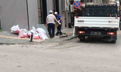 Kaldırım üzerinde 15 gündür bekleyen inşaat atıkları toplandı