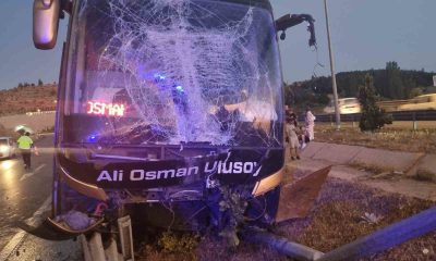 Afyonkarahisar’da otobüs bariyerlere çarptı: 2 yaralı