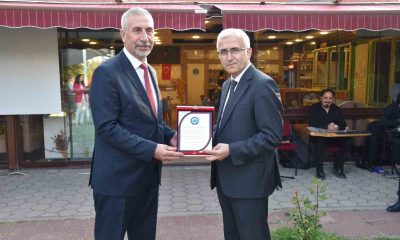 Rektör Çolak’tan, emekliye ayrılan İdari ve Mali İşler Daire Başkanı Necmettin Başkut’a plaket