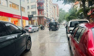 Bilecik’te 15 dakikalık gök gürültülü sağanak yağış vatandaşa zor anlar yaşattı