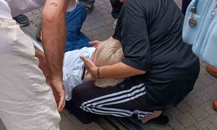 Yaya yolundan giden scooter kadına çarptı