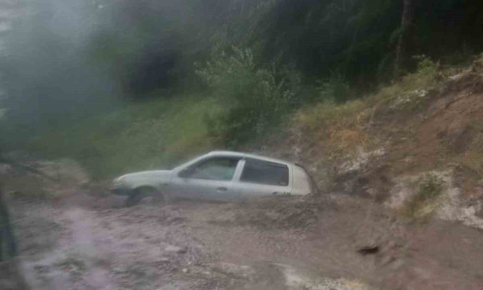 Kütahya’da otomobil sele kapıldı, o anlar kameraya yansıdı