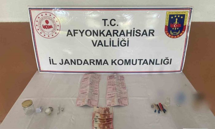 Uyuşturucu satmaktan hapis cezasıyla aranan kadın, uyuşturucu ile yakalandı
