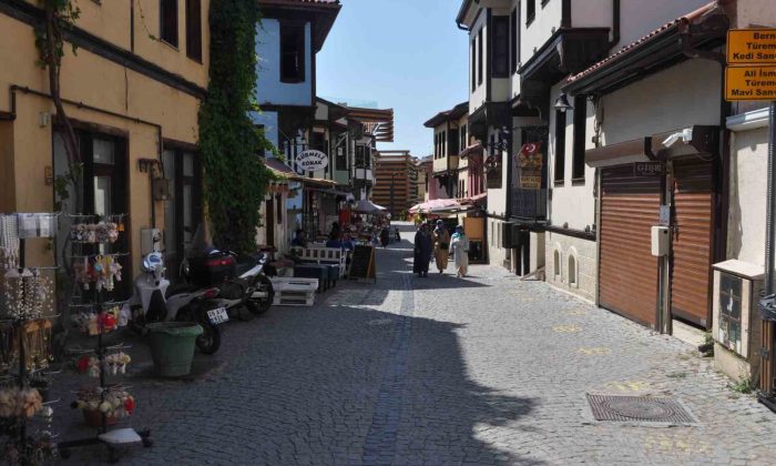 Lületaşı ustaları Odunpazarı’nda turizmin durgunluğundan memnun değil