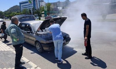 Seyir halindeki araçta çıkan yangın paniğe neden oldu