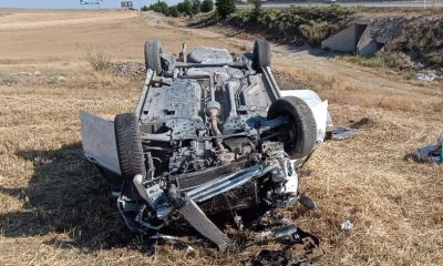 Devrilen otomobilde 2 kişi yaralandı