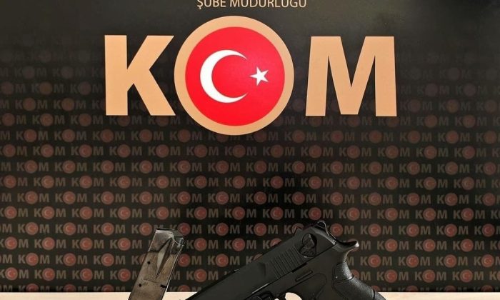 Durdurulan araçta silah çıktı