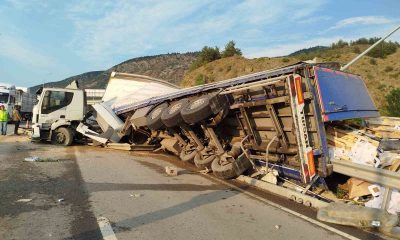 Bilecik’te karton ambalaj yüklü tır devrildi: 1 kişi yaralandı