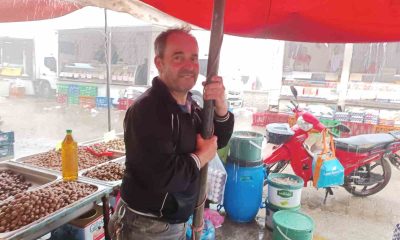 Yağışa hazırlıksız yakalanan pazarcı esnafı zor anlar yaşadı