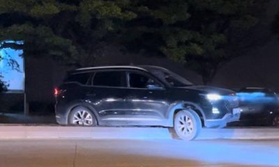 Refüjün üzerinden karşıya geçmeye çalıştı aracı asılı kaldı