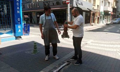 Trafiğe kapalı olmasına rağmen her çeşit aracın işgal ettiği sokaktaki esnaf kendi çözümünü üretti
