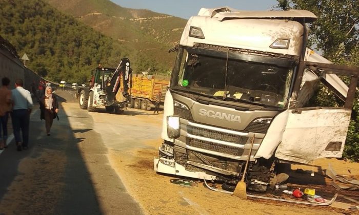Bilecik’te buğday yüklü tır 3 metre yükseklikten alt yola devrildi