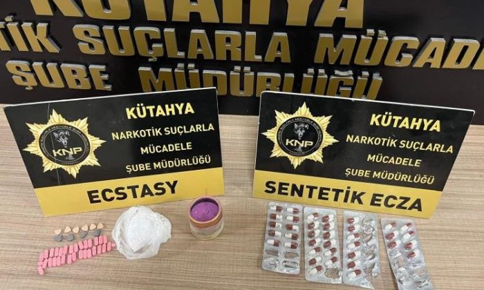 Kütahya’da araçlarında uyuşturucu bulunan 2 zanlı tutuklandı