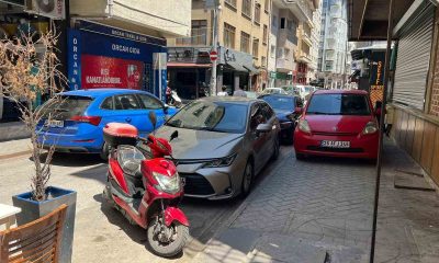 Trafiğe kapalı sokağı motosikletlerden sonra şimdi de otomobiller işgal etti