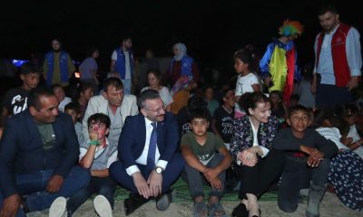 Vali Aksoy eşiyle yerde bağdaş kurup mevsimlik işçilerin çocuklarıyla film izledi