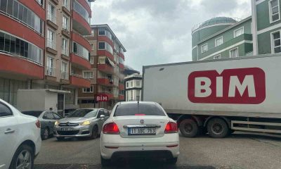 Bilecik’te yol ortasına park ederek trafiği kilitleyen BİM marketlere ait tırın sürücüsüne tepki