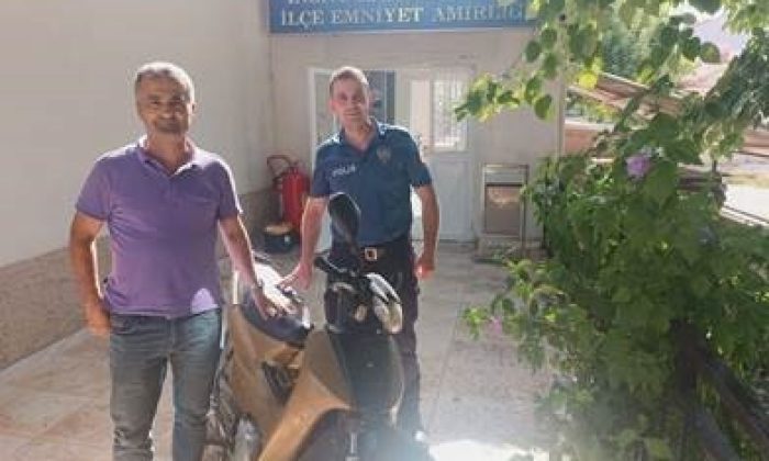 Çalıntı motosikleti polis sahibine teslim etti