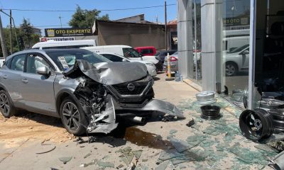 Önce otomobile, sonra cenaze aracına çarpan araç lastikçiye girdi: 1 yaralı