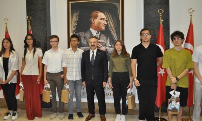 Vali Aksoy YKS’de ilk 100’e giren öğrencilere hediye takdim etti