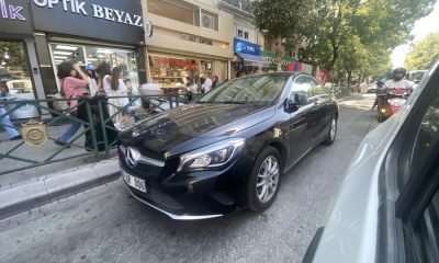 Trafik lambasının altına park edilen araçlar trafiği tek şeride düşürdü