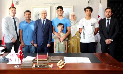 Rektör Özcan, ESTÜ’ye en üst sırada yerleşen öğrenciyi makamında ağırladı