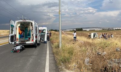 Şarampole devrilen otomobildeki yaralılara, düğün konvoyundakiler yardım etti (Video Haber)