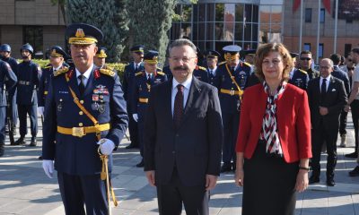 Zafer Bayramı kutlamaları çelenk sunumu ile başladı