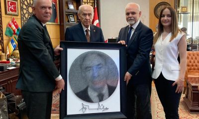 Candemir, Lideri Bahçeli’ye el işlemeli Başbuğ Alparslan Türkeş Potresi hediye etti