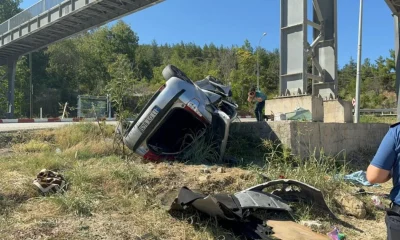 Kontrolden çıkan otomobil üst geçidin beton ayağına çarparak durabildi