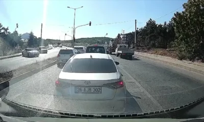 Kırmızı ışıkta geçen lüks otomobil, neden olduğu kazanın ardından kaçtı