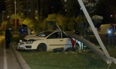 Beton aydınlatma direğine çarpan otomobildeki 3 kişi yaralandı