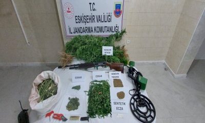 Jandarma uyuşturucu ticareti yapan ve sahte polis kimlikleri bulunduran şüpheliyi yakaladı