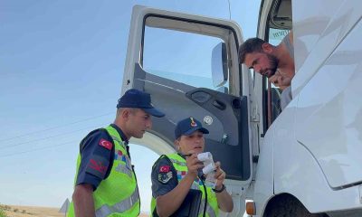 Jandarma yük taşıyan araçları denetledi