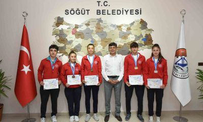 Avrupa şampiyonları madalyalarıyla Başkan Durgut’u ziyaret etti