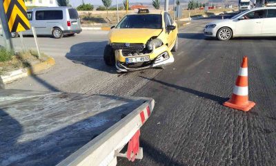 Ticari taksi ile otomobilin çarpıştığı kazada 2 kişi yaralandı