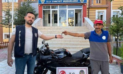 Polis çalıntı motosikleti bulup sahibine teslim etti