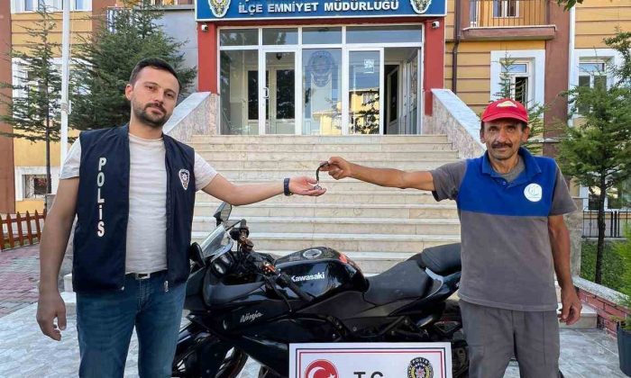 Polis çalıntı motosikleti bulup sahibine teslim etti