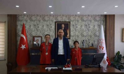 Bilecikli sporcular madalyalarıyla İl Müdürü Yasin Özdemir’i ziyaret etti
