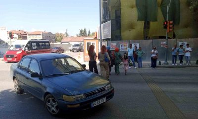 Trafikte kırmızı ışığı umursamayan yayalar tehlike oluşturuyor