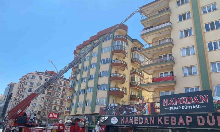 7 katlı apartmanın çatısında çıkan yangın büyük paniğe neden oldu