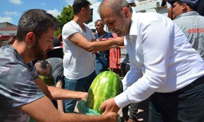Çiftçiye destek için vatandaşlara 2 ton ücretsiz karpuz dağıtımı gerçekleştirdi