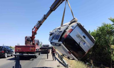 Takla atan hafif ticari araçta 3 kişi yaralandı