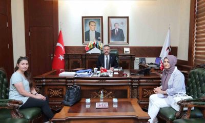 Şehidin eşi ve kardeşi Vali Aksoy’u ziyaret etti
